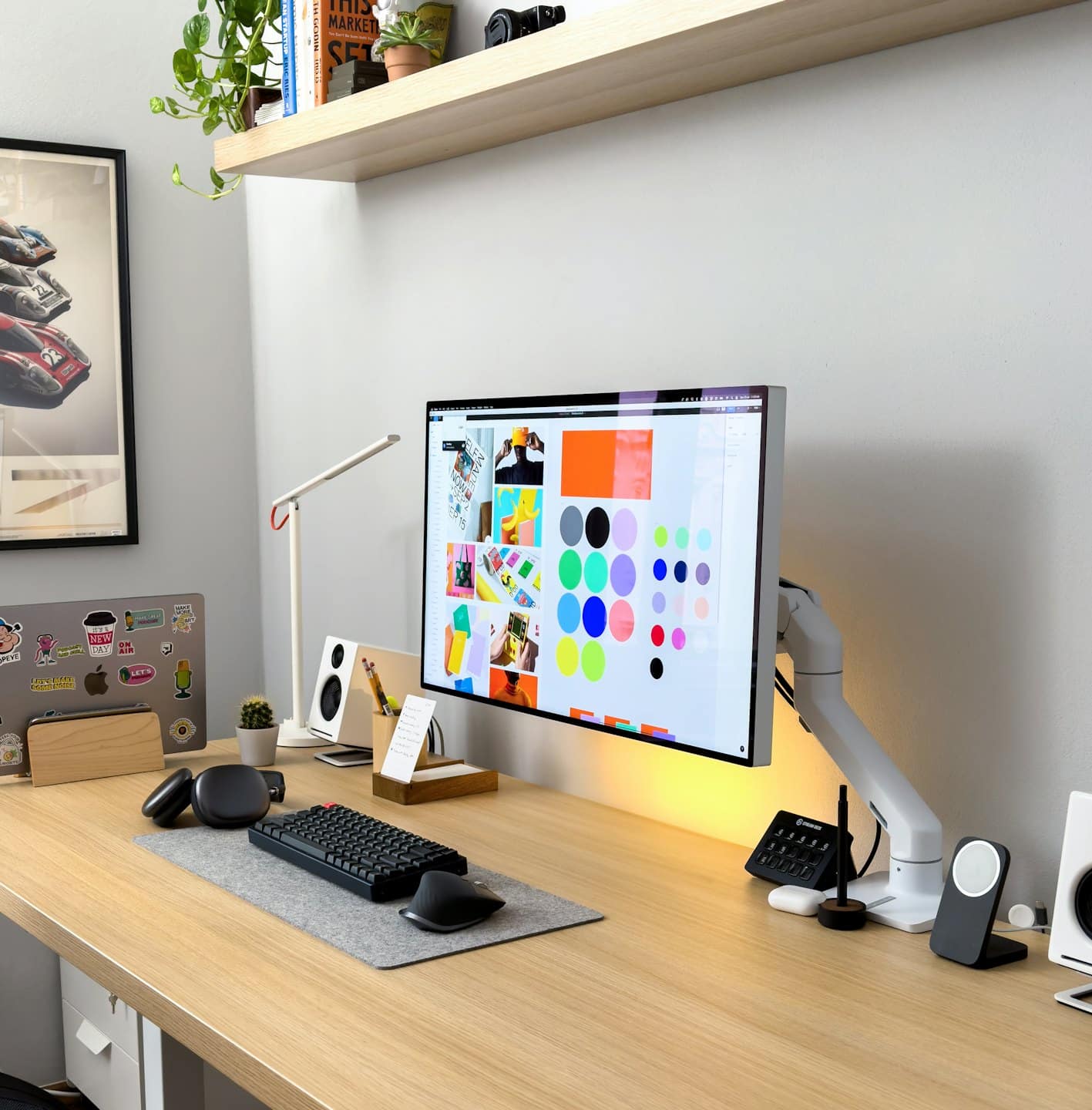 Escritorio moderno de oficina en casa con computadora, portátil y software de diseño.